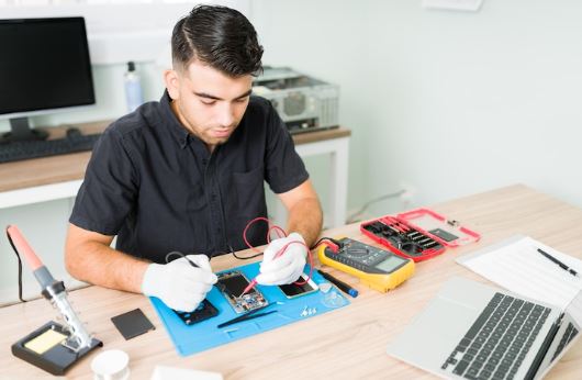 Addressing Misconceptions About Phone Repair Shops – What to Believe and What Not to