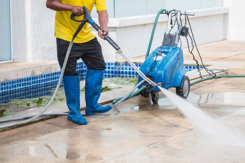 How a pressure washer works?