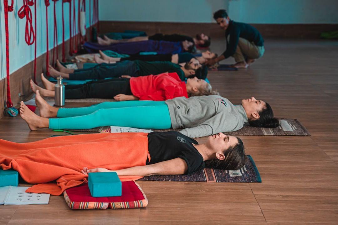 5 best courses for yoga teacher training in India